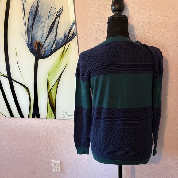 sweater size medium - Picture 3 of 5